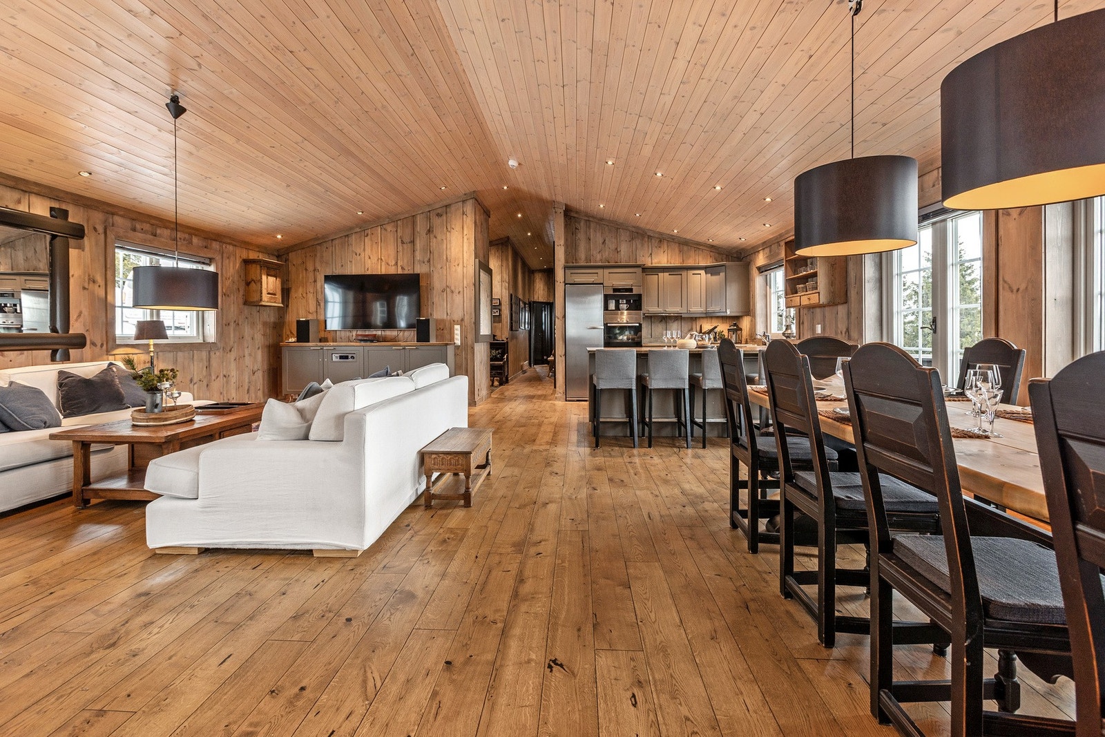 Spisestue og sofamøblement har god plass i denne stua. Galleribilde