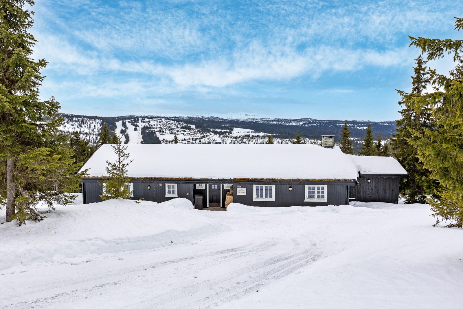 Hytta ligger helt inntil adkomstløypa med 100 % ski inn og ut. Galleribilde