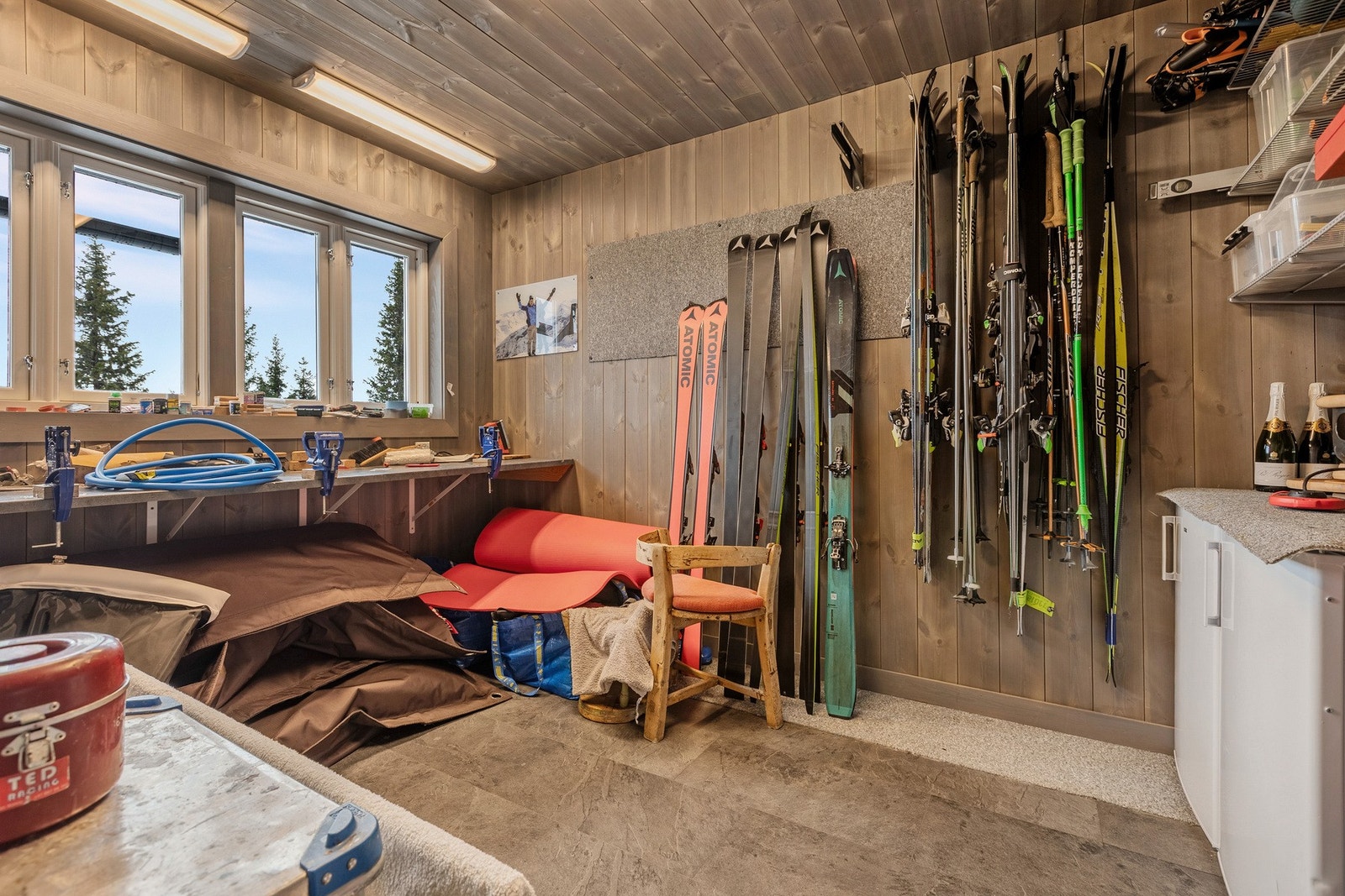 Stor og praktisk bod med mye god plass for lagring av skiutstyr og annet. Galleribilde