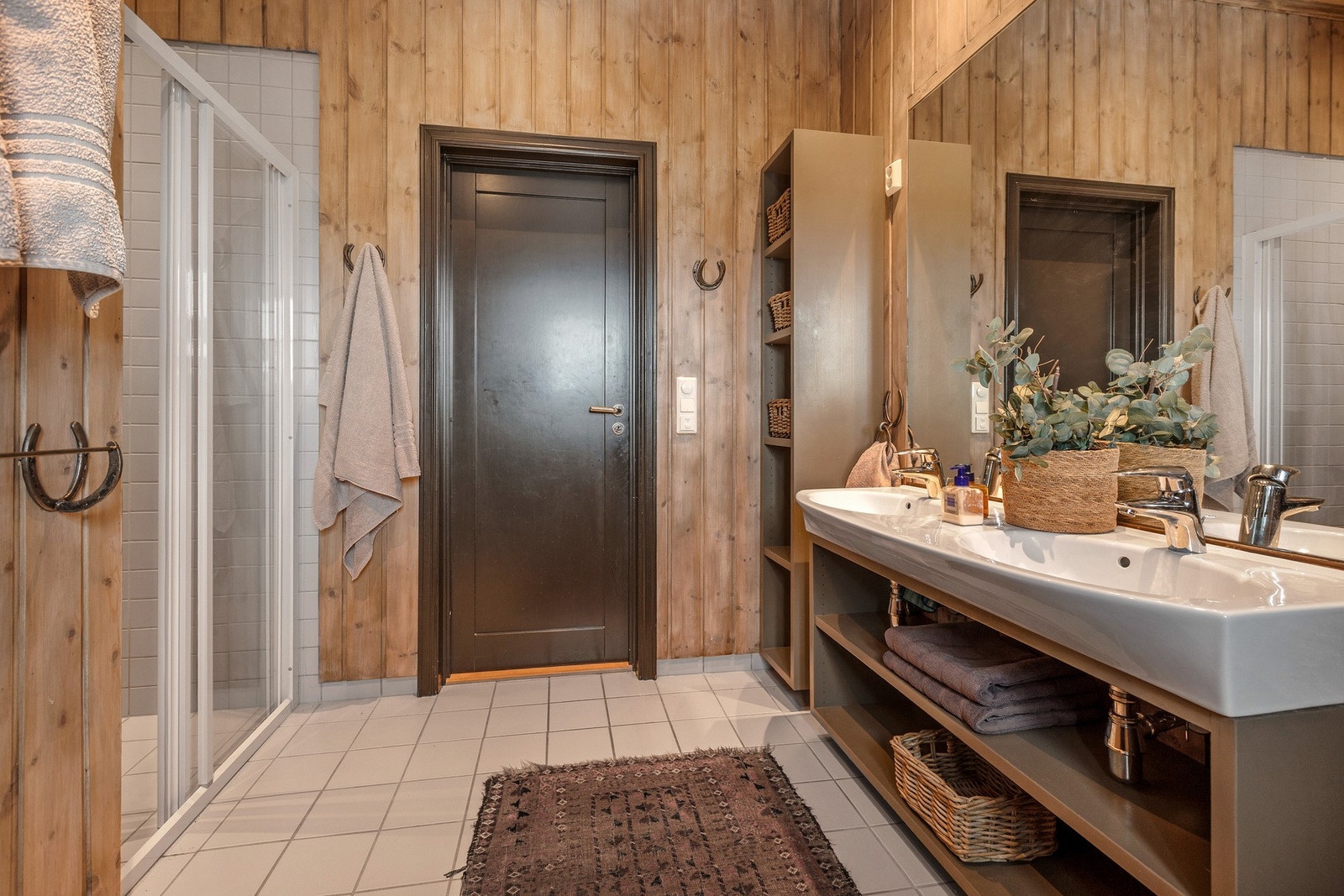 Innredning med doble vasker for en smidig start på dagen. Galleribilde