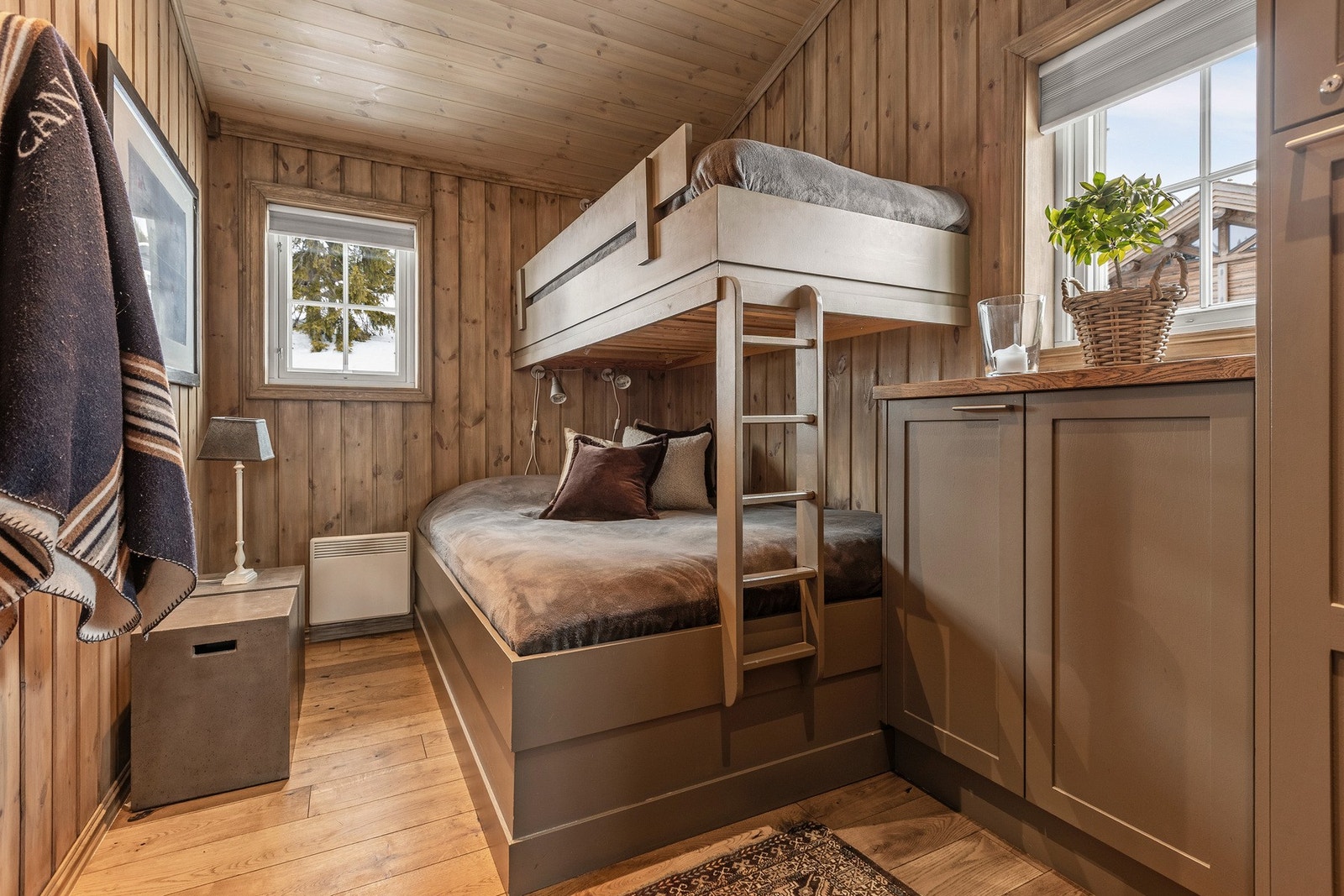 Begge rommene med familiekøysenger har skapløsninger. Galleribilde