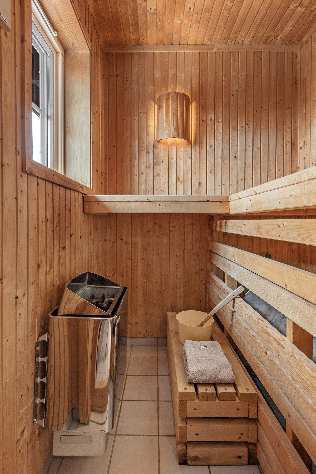 I tilknytning til badet finner man en badstue. Her kan man sitte og mye opp stive muskler samtidig som man kan skue utover landskapet gjennom vinduet. Galleribilde