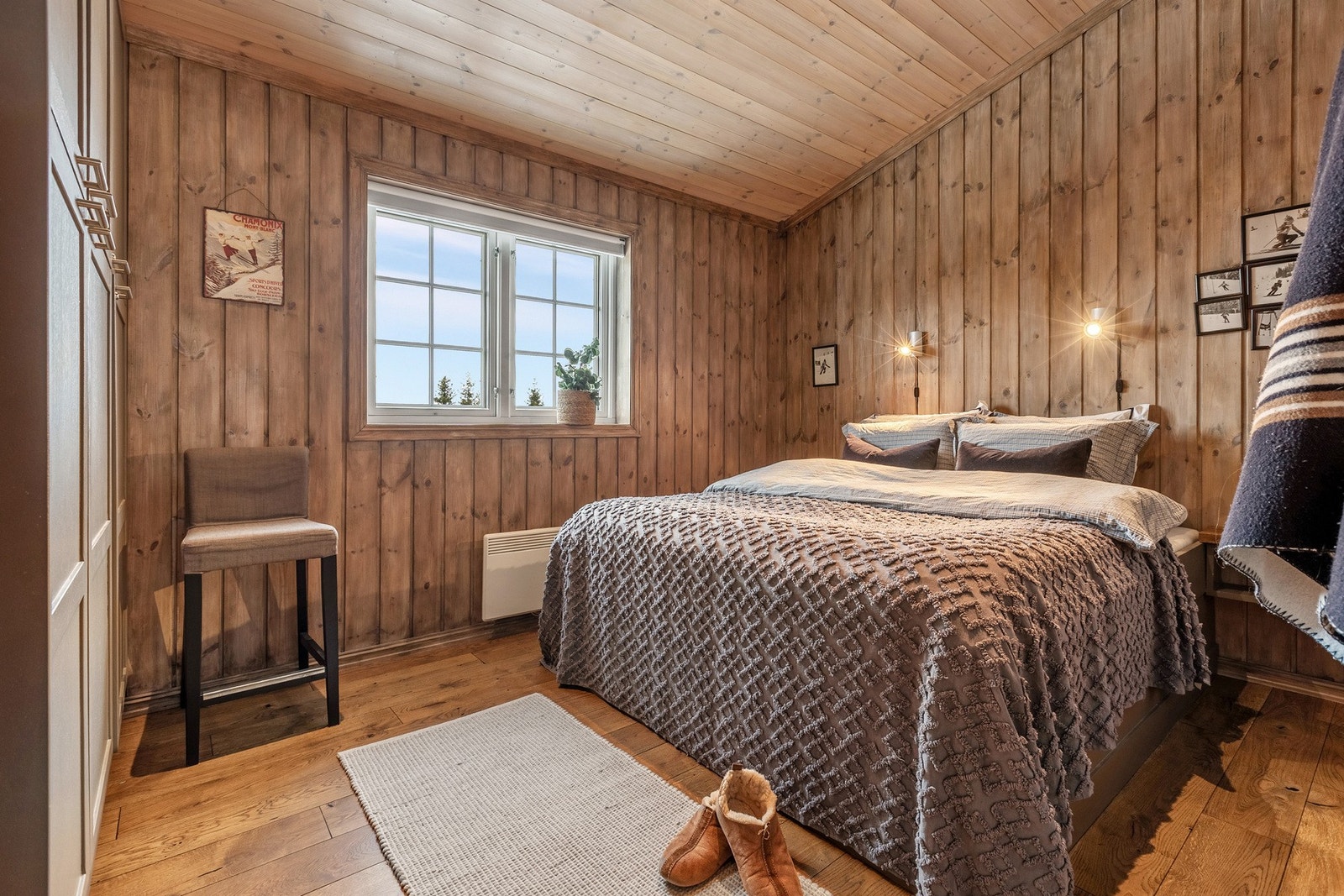 Hovedsoverom med god plass til dobbeltseng og garderobeskap. Galleribilde