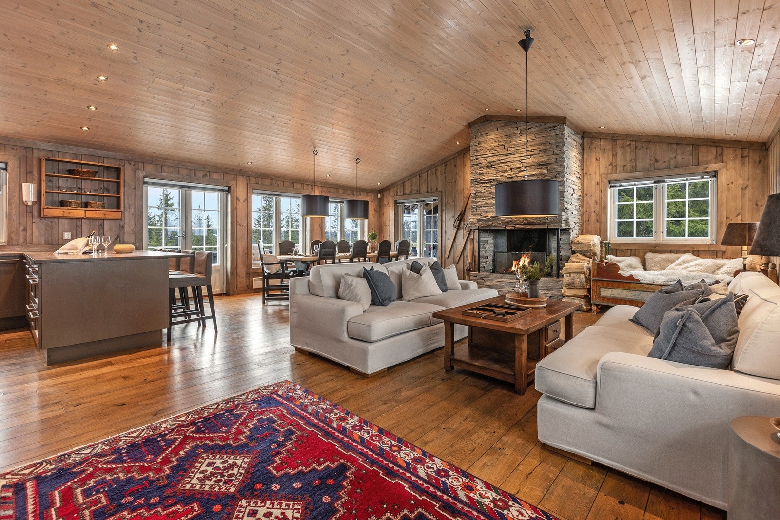 Romslig stue og kjøkken i åpen løsning med god plass til fleksibel møblering i ulike soner. Galleribilde