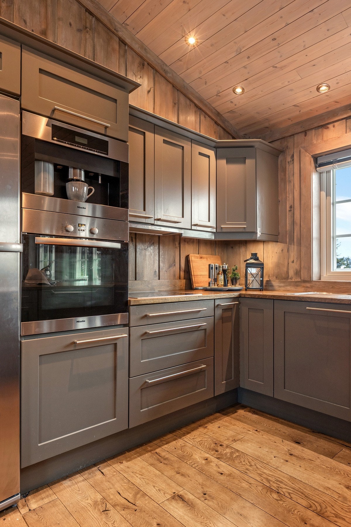 Det er en innholdsrik kjøkkeninnredning med mye skap- og benkeplass. Galleribilde