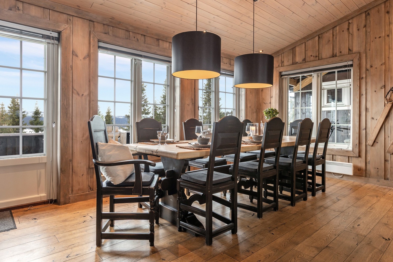 Fra spisestuen kan både god mat og nydelig utsikt nytes. Galleribilde