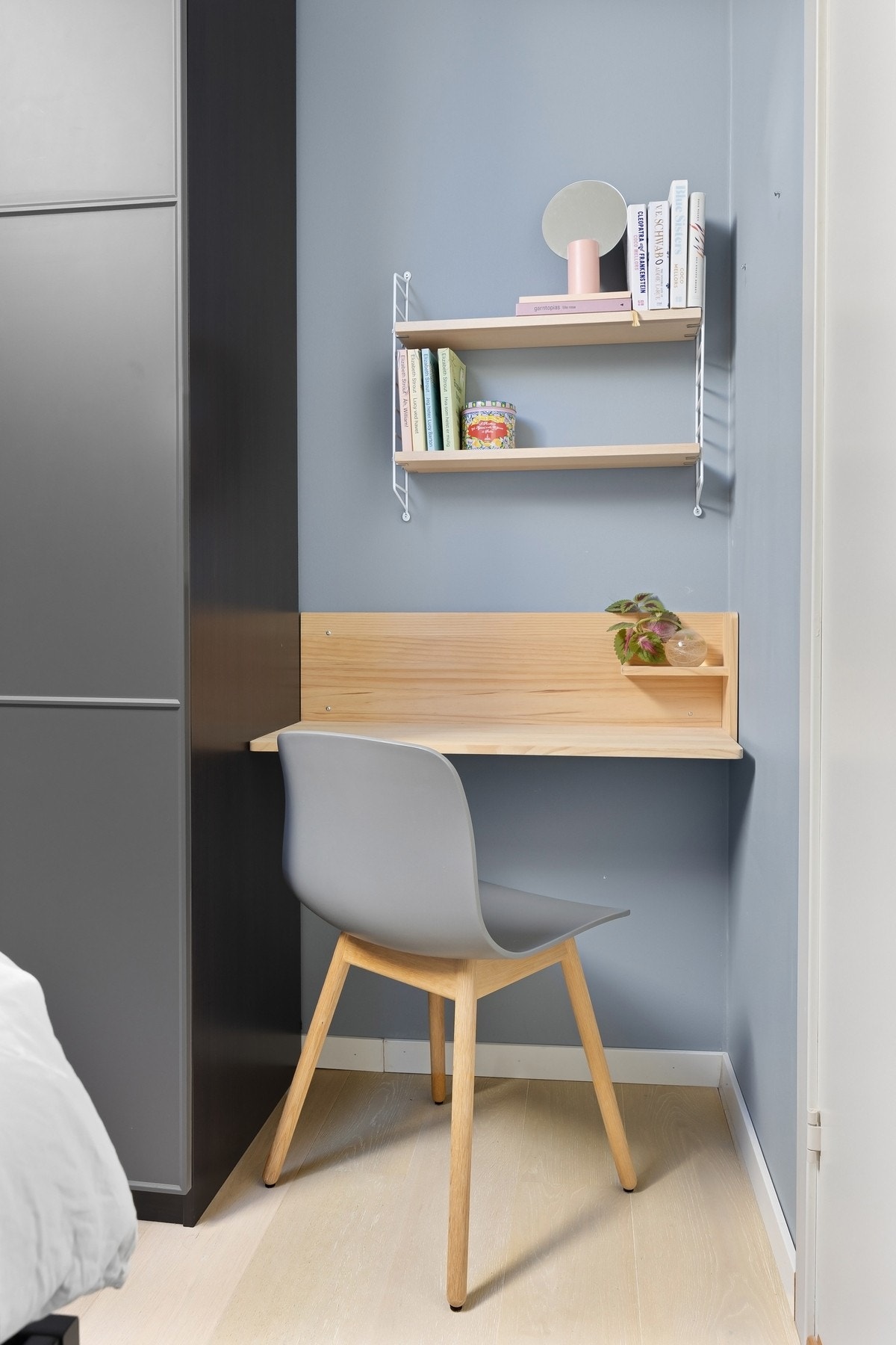 Smart kontorløsning på soverommet. Galleribilde