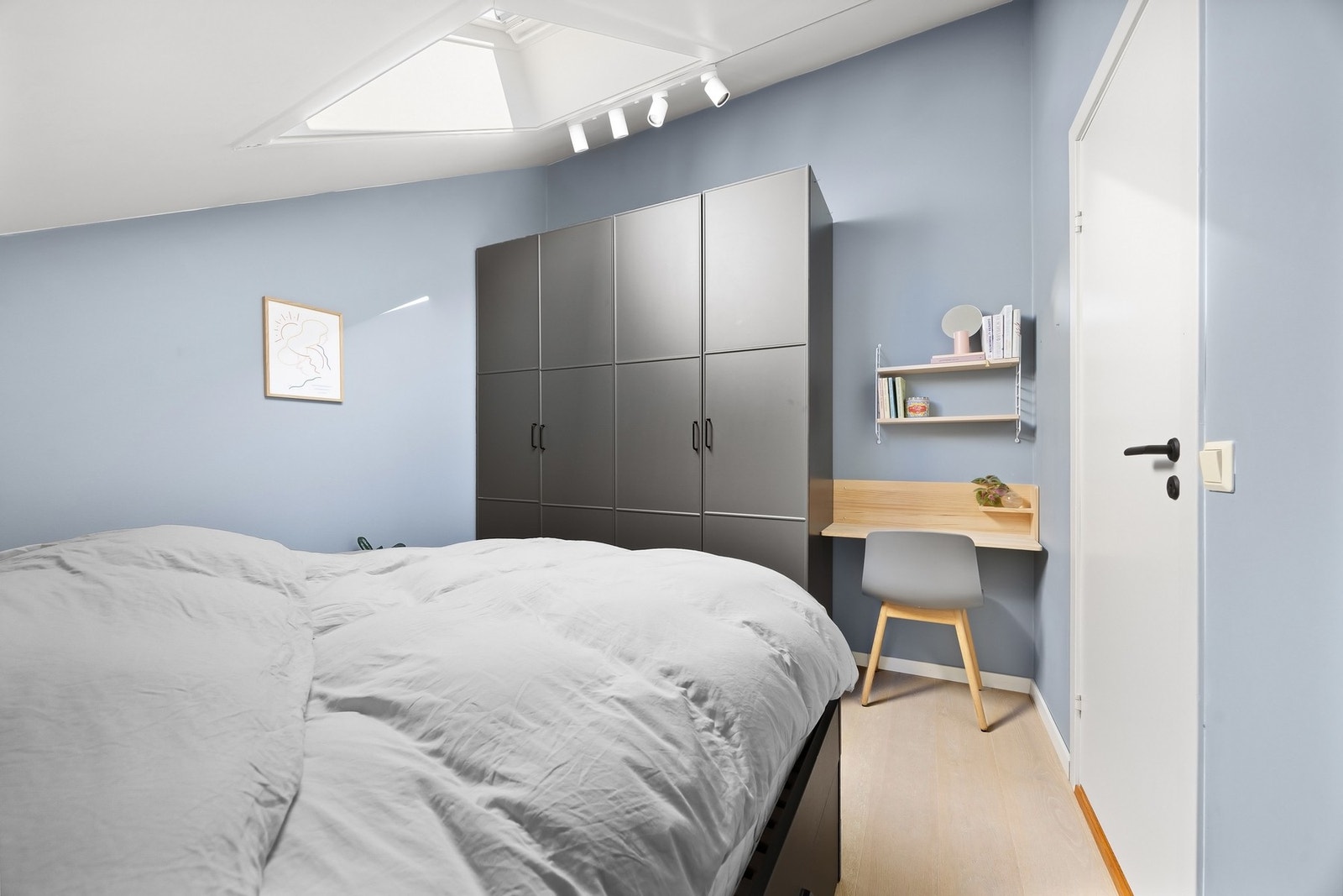 Rikelig med lysinnslipp gjennom takvindu. God plass til både oppbevaring og hjemmekontor. Galleribilde