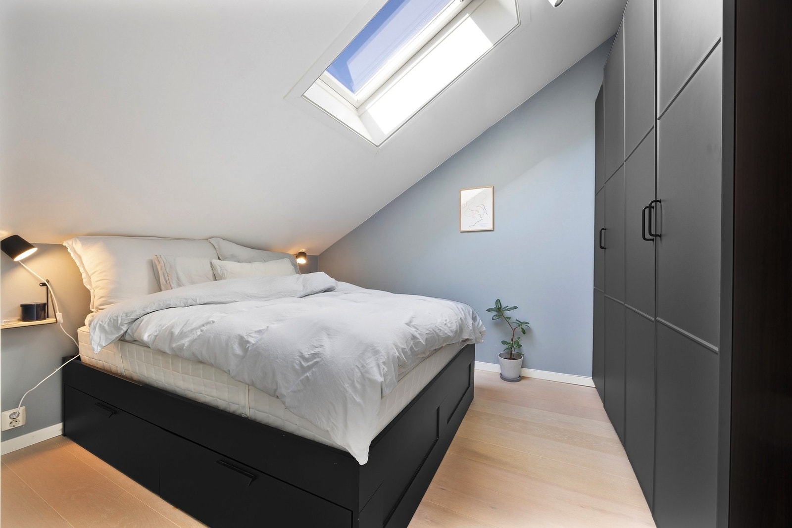 Romslig soverom med god plass til dobbeltseng, nattbord, garderobeskap og kontorløsning. Galleribilde