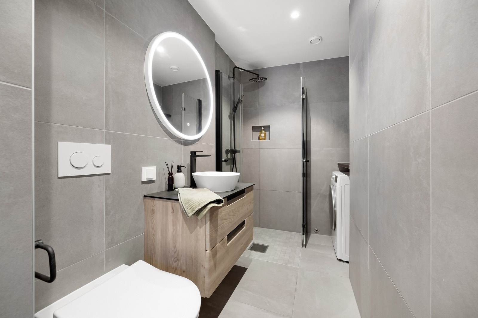 Badet ble renovert i 2019 og holder høy standard. Varmekabler i gulv og opplegg for vaskemaskin. Galleribilde