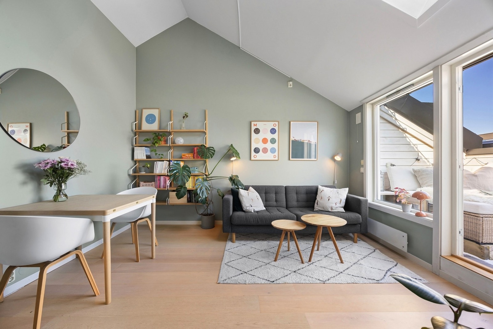 Store vindusflater sørger for rikelig med naturlig lysinnslipp. Galleribilde