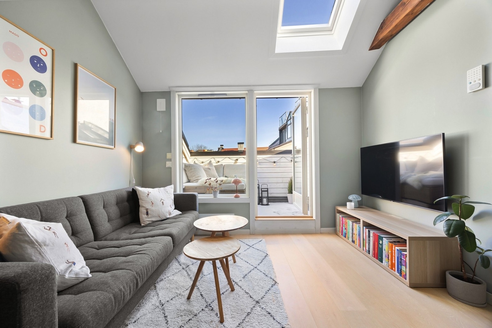 Leiligheten har synlige takbjelker og takhøyde opptil 3,85 meter. Galleribilde