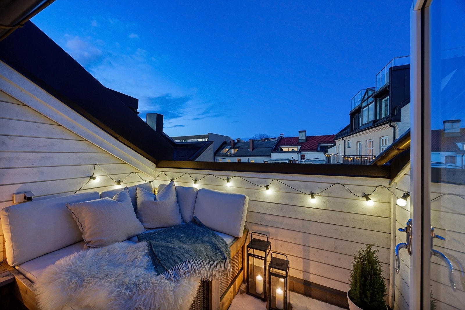 Usjenert takterrasse blir som en naturlig forlengelse av stuen i sommerhalvåret. Galleribilde