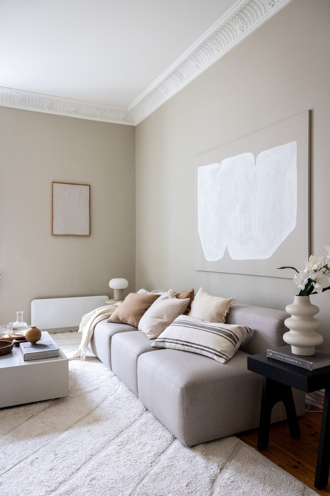 Overflatene er malt i en lun og pen beigetone. Galleribilde