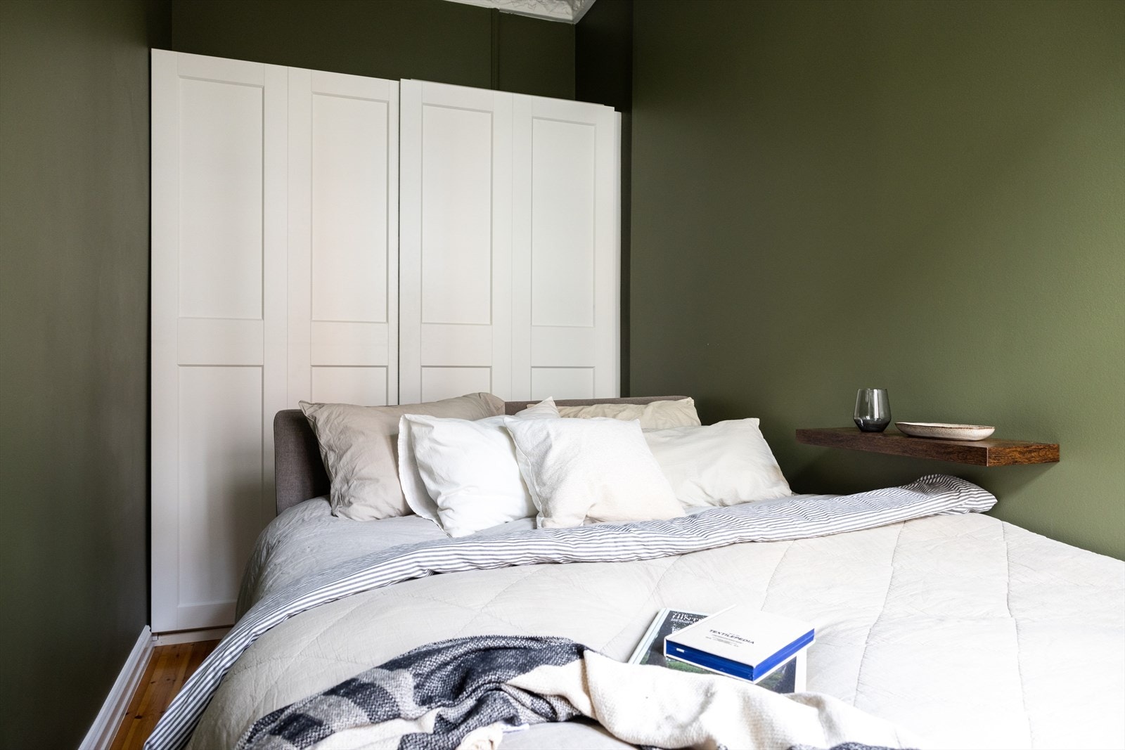 God lagringsplass i garderobeskapene. Galleribilde