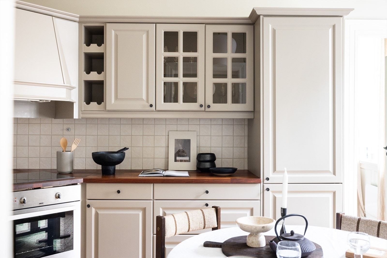 Integrerte hvitevarer består av om platetopp, stekeovn, oppvaskmaskin og kjøleskap med fryser. Galleribilde