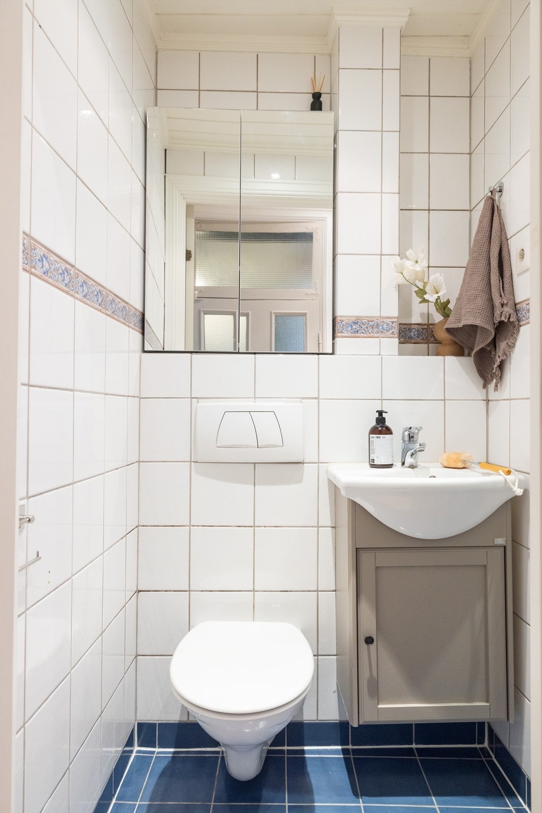 Flislagt bad med varmekabler i gulv. Opplegg for vaskemaskin i bod i trappeoppgang. Galleribilde