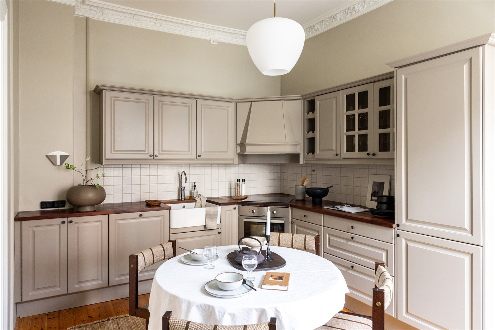 Meget pen kjøkkeninnredning med god skap- og benkeplass. Galleribilde