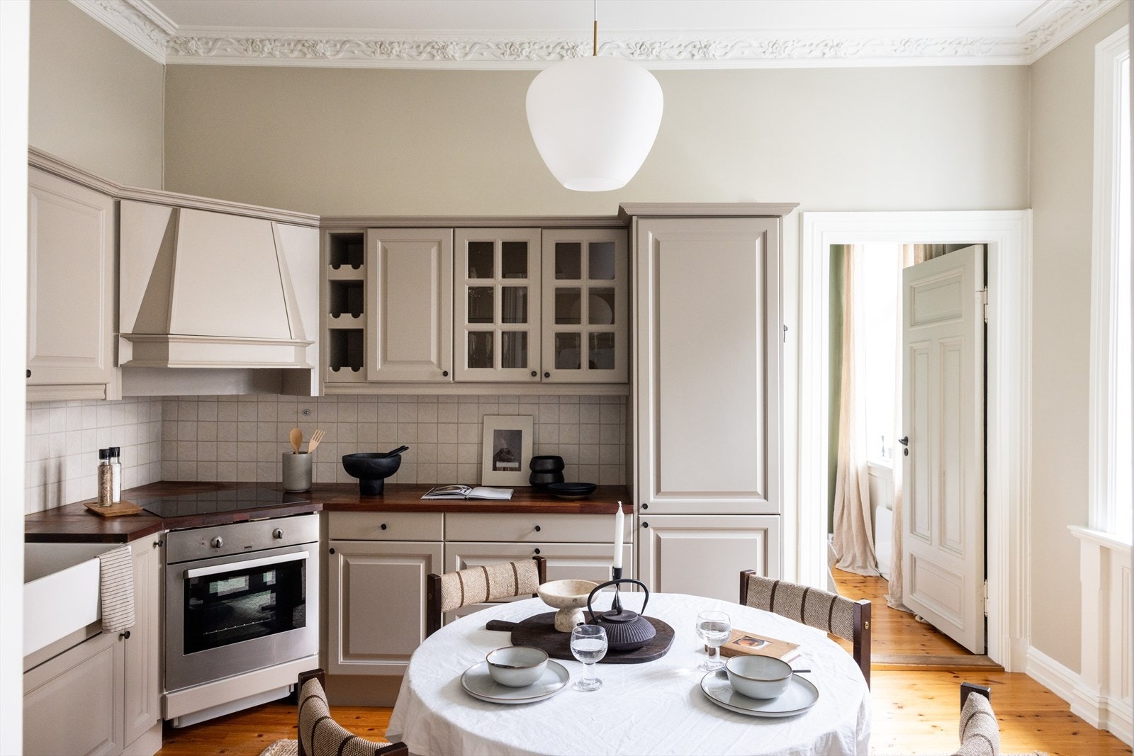 Stort og hyggelig spisekjøkken med flotte klassiske detaljer. Galleribilde