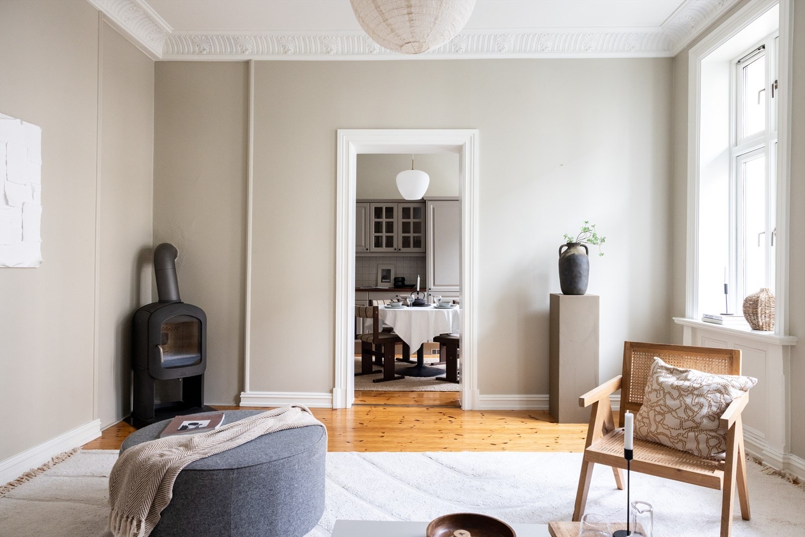 Sosialt og praktisk med stor åpning mellom stue og kjøkken. Moderne peis som gir godt med varme. Galleribilde