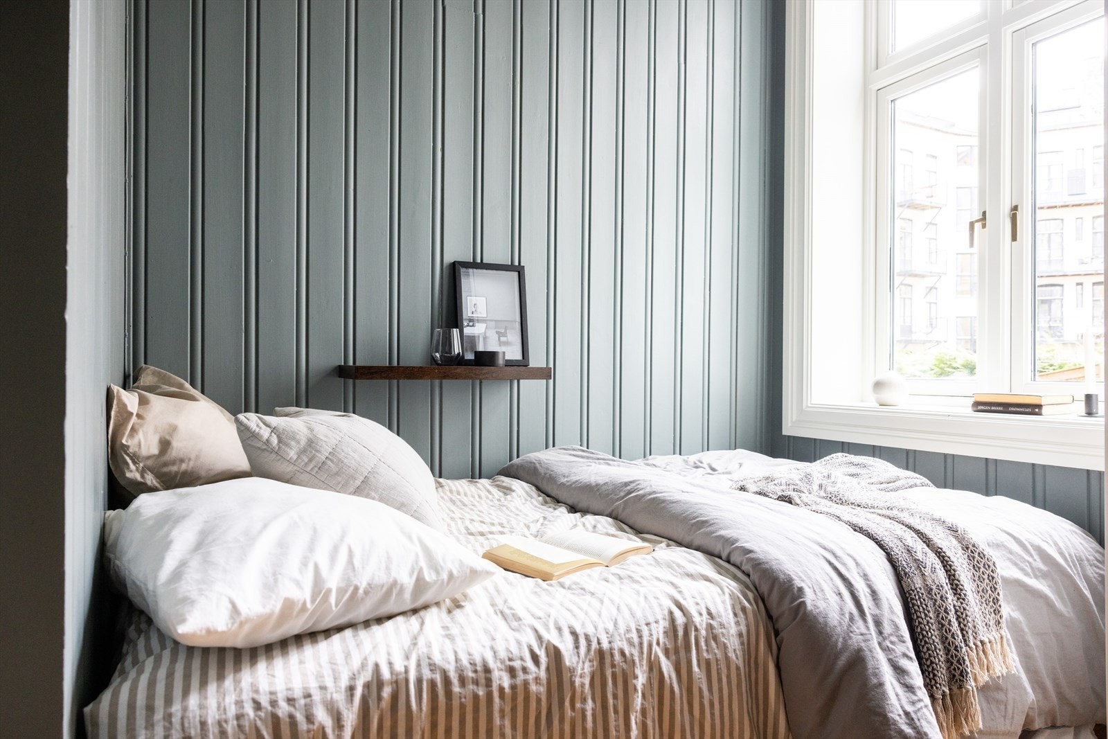 Hyggelig soverom som vender mot rolig, lukket bakgård. Galleribilde