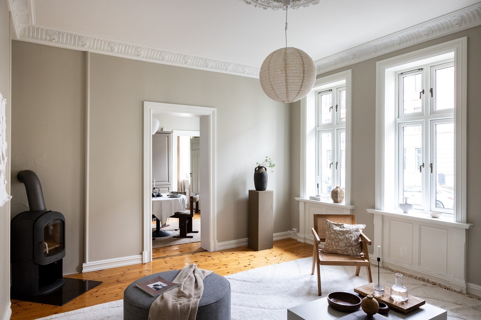 Stor, lys og luftig stue med peis som gir godt med varme. Galleribilde