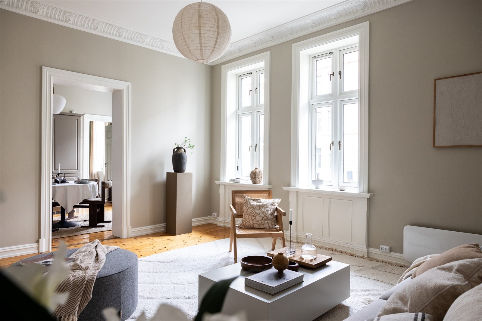 Stor, lys og luftig stue med flotte, klassiske detaljer. Galleribilde