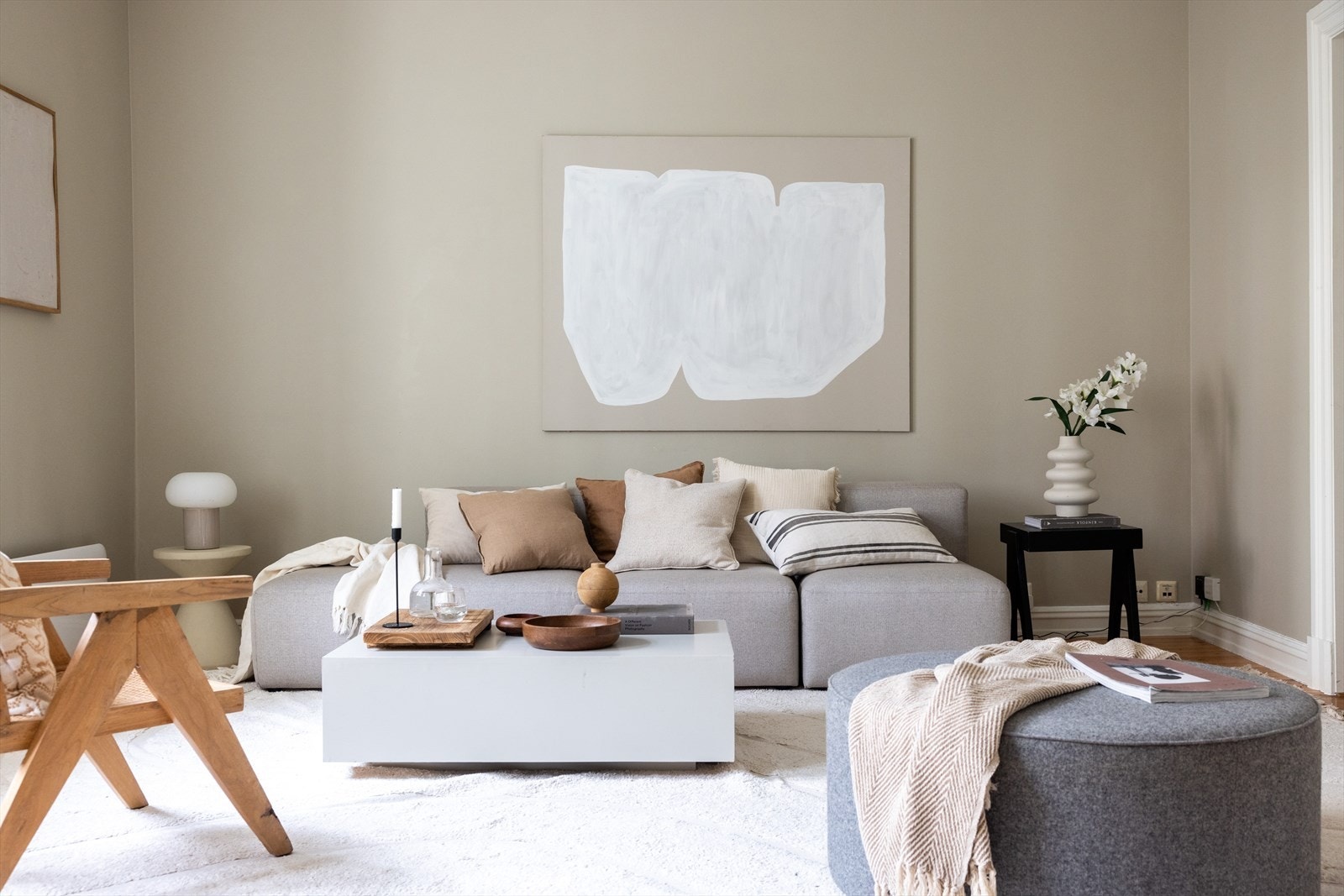 Det er god plass til sofa, TV-seksjon, bokhyller og annet ønsket møblement. Galleribilde