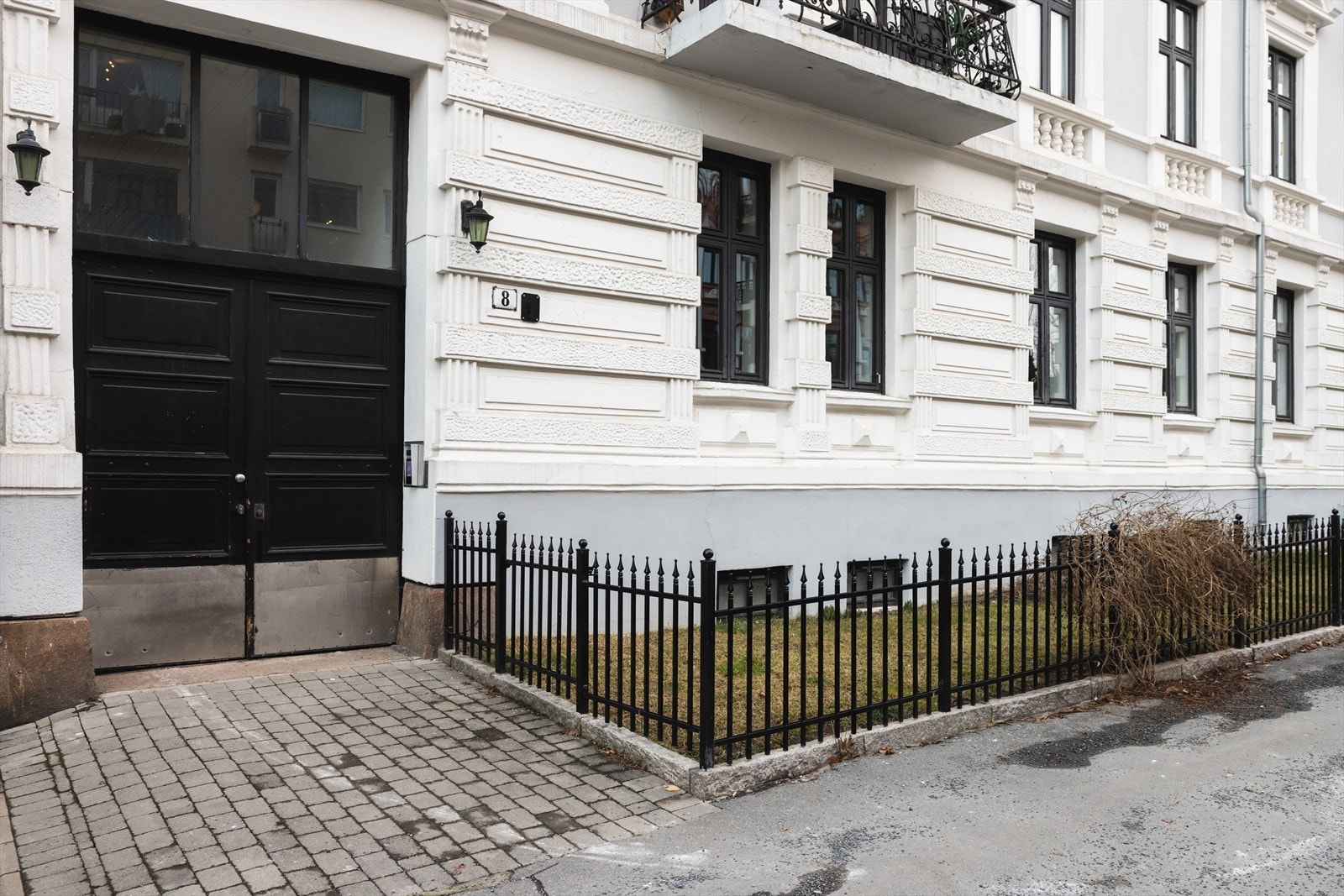 Leiligheten ligger i en høy 1. etasje, med en opparbeidet forhage i forkant. Galleribilde