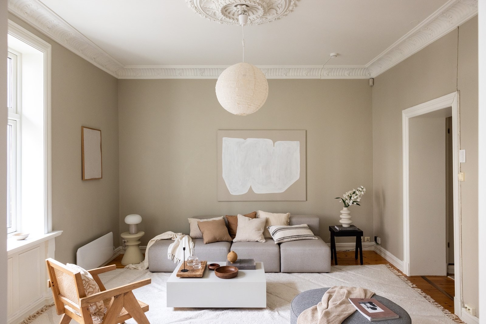 Stor og klassisk stue med god takhøyde og flott rosett og stukkatur. Galleribilde