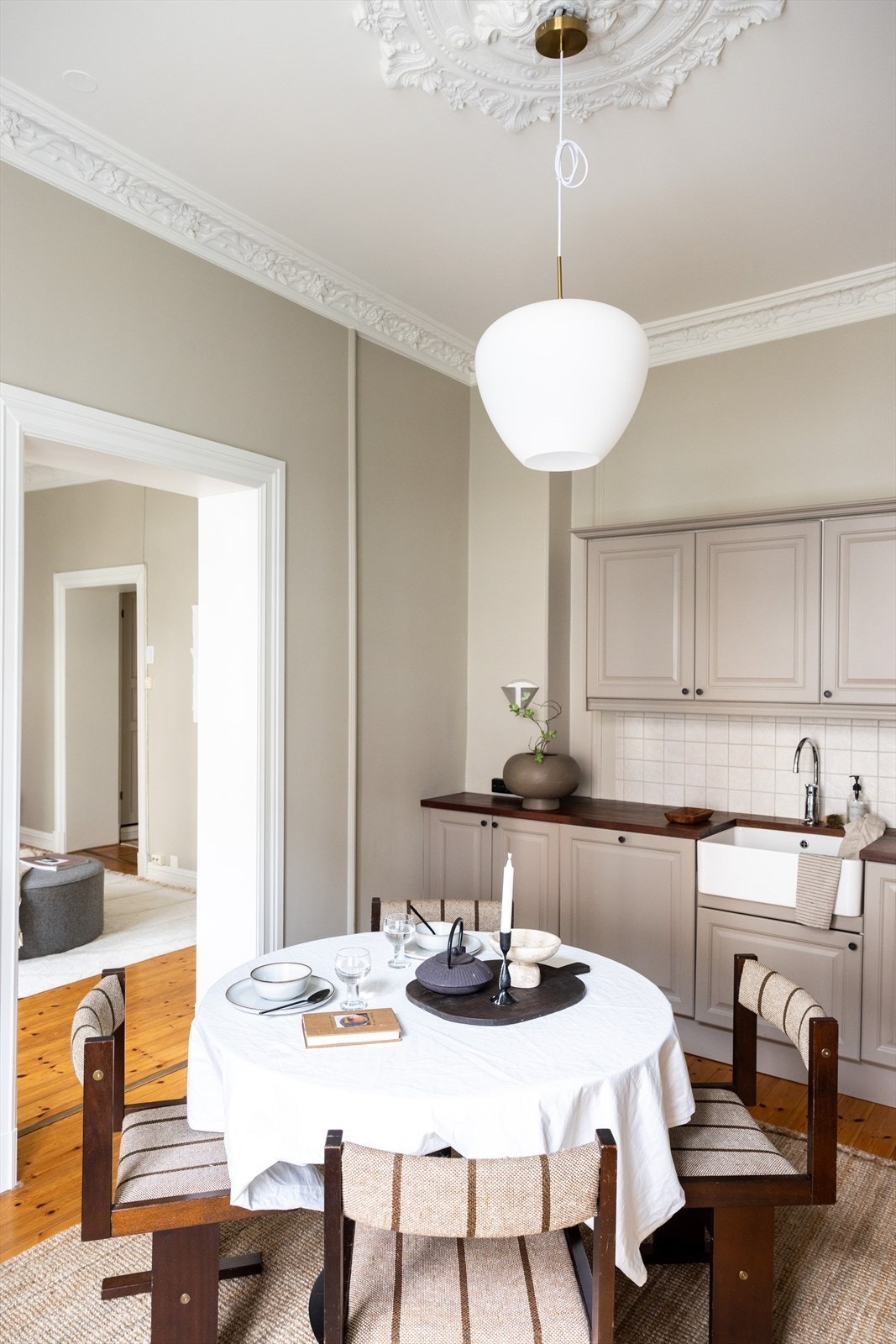 Stort og lyst spisekjøkken. Leiligheten har flere gjennomgående rom, noe som gir en sosial og praktisk bruk. Galleribilde