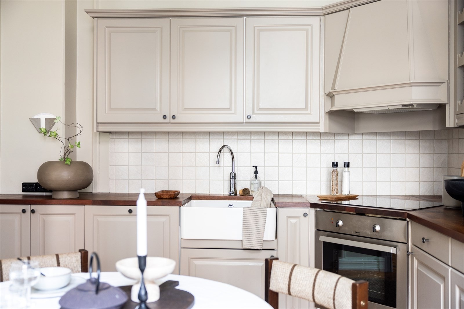 Kjøkkeninnredning med profilerte fronter og laminat benkeplate. Kjøkkenventilator med kullfilter. Galleribilde