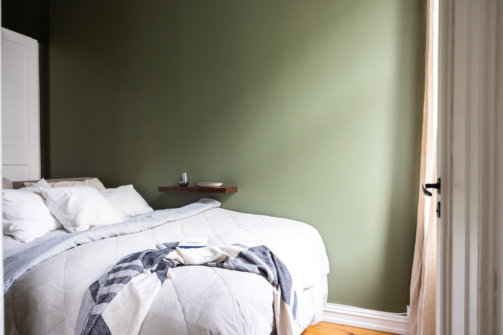 Soverom nr. 1 med god plass til dobbeltseng. Galleribilde