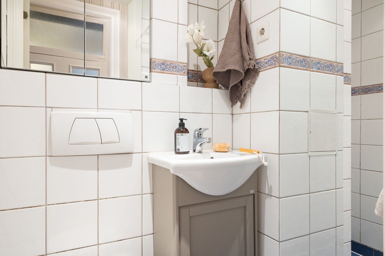 Servant i innredning og vegghengt toalett. Galleribilde