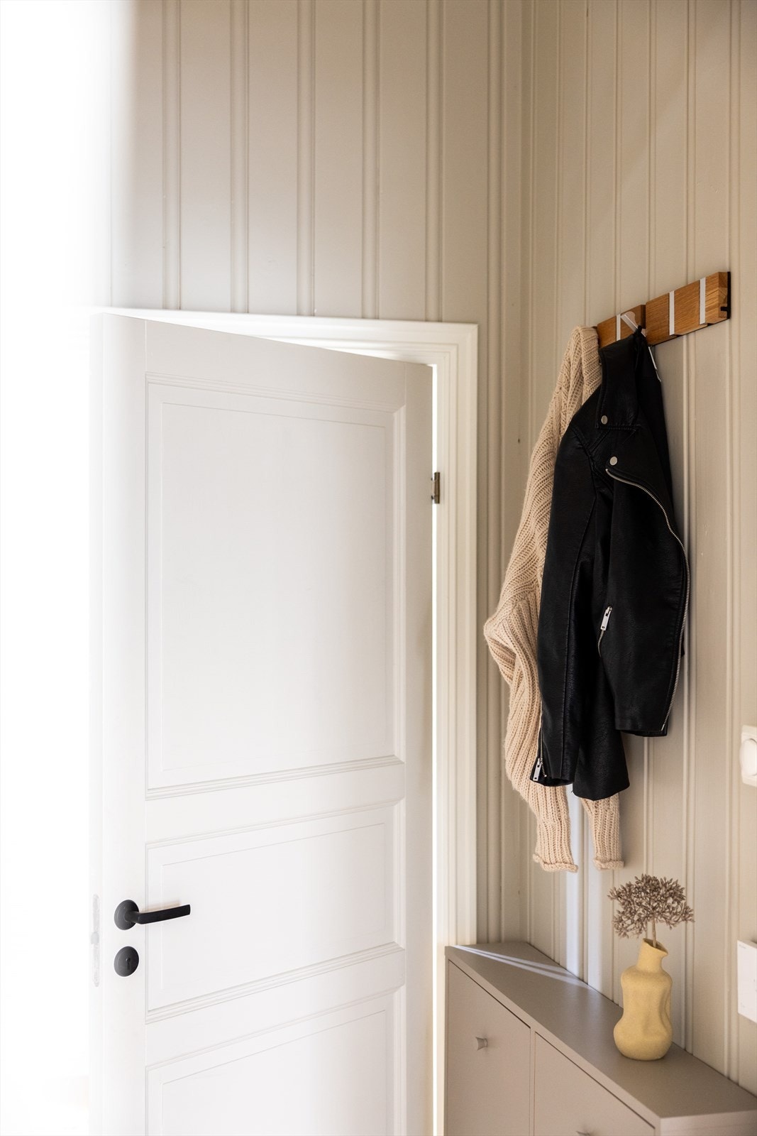 Mulighet for oppheng av tøy, sko etc. i gangen. Galleribilde