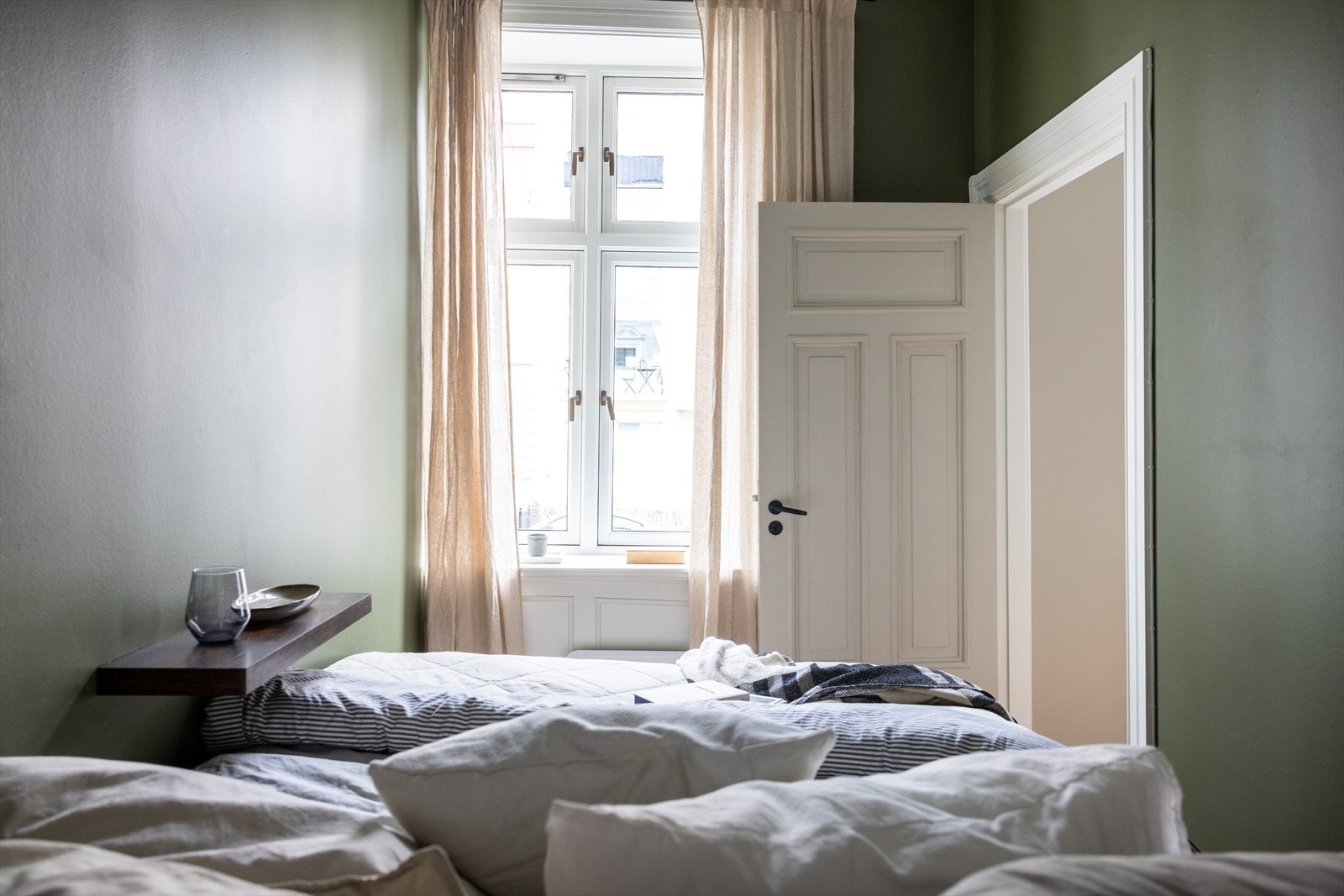 Leiligheten har to soverom som ligger i hver sin ende av leiligheten. Galleribilde