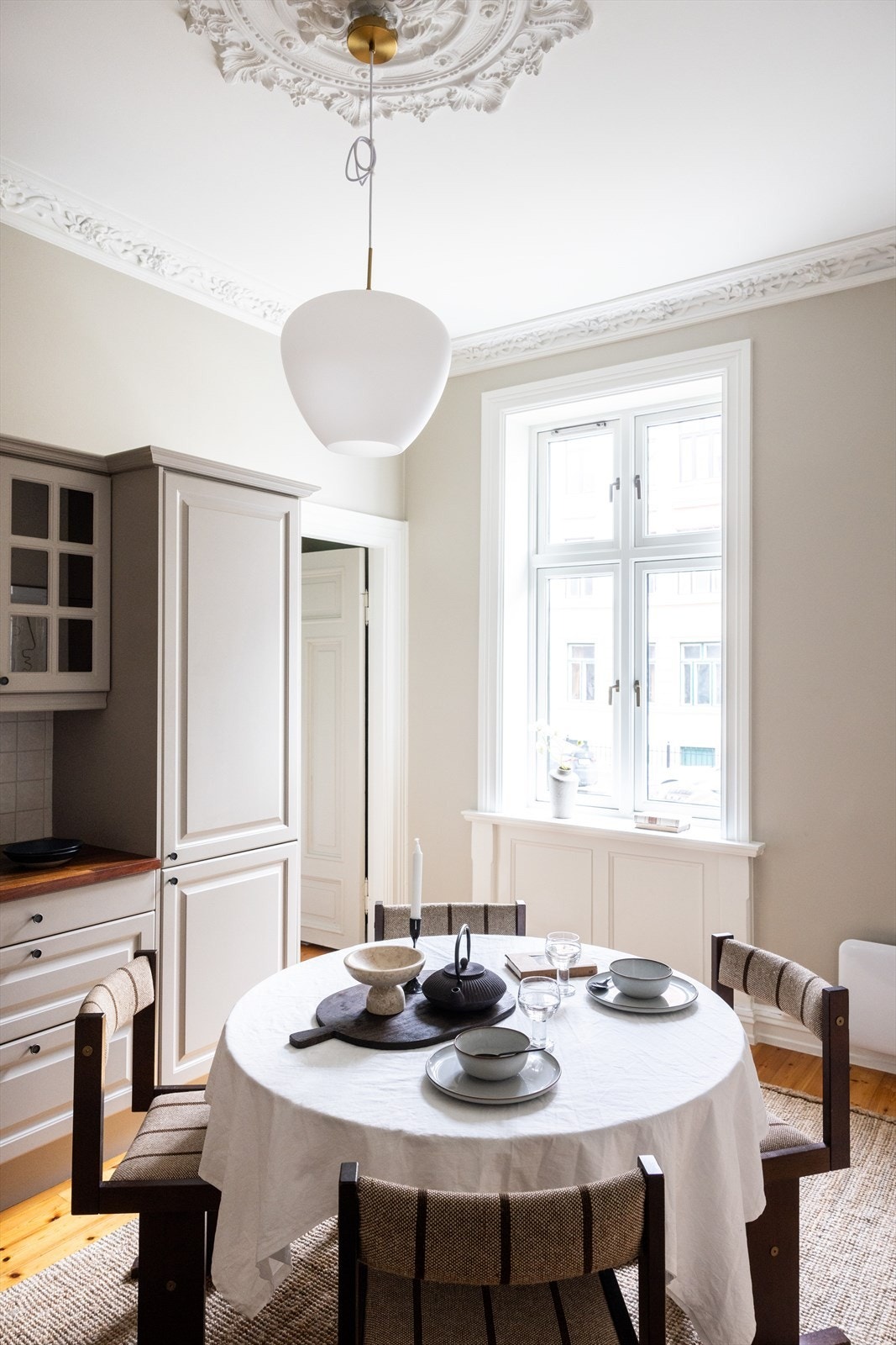 Åpent, lyst og sosialt kjøkken med god plass til spisebord. Galleribilde