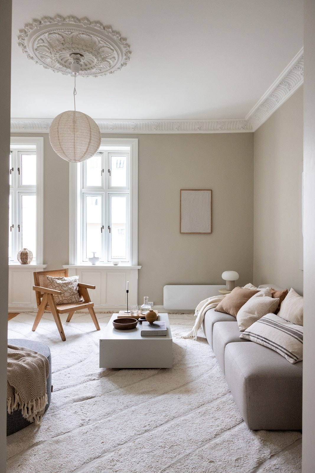 Stuen har flott rosett og stukkatur, store vinduer og generøs takhøyde (3.07m). Galleribilde