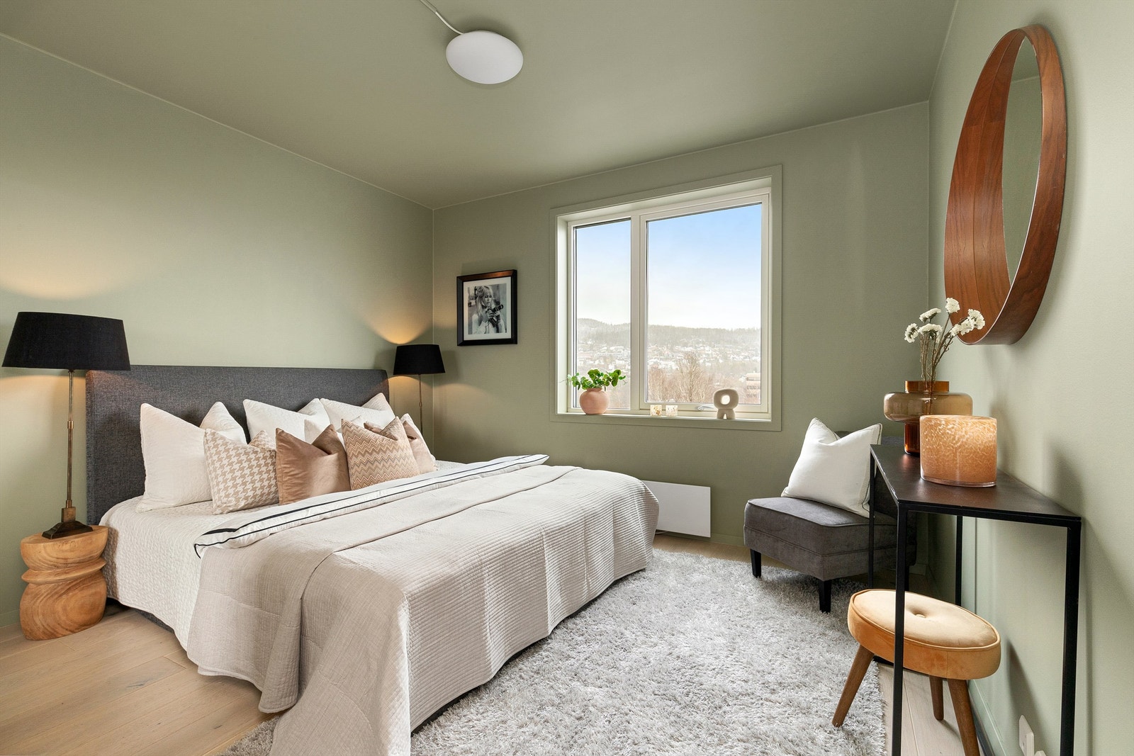 Hovedsoverommet med god plass til dobbeltseng og nattbord på hver side Galleribilde