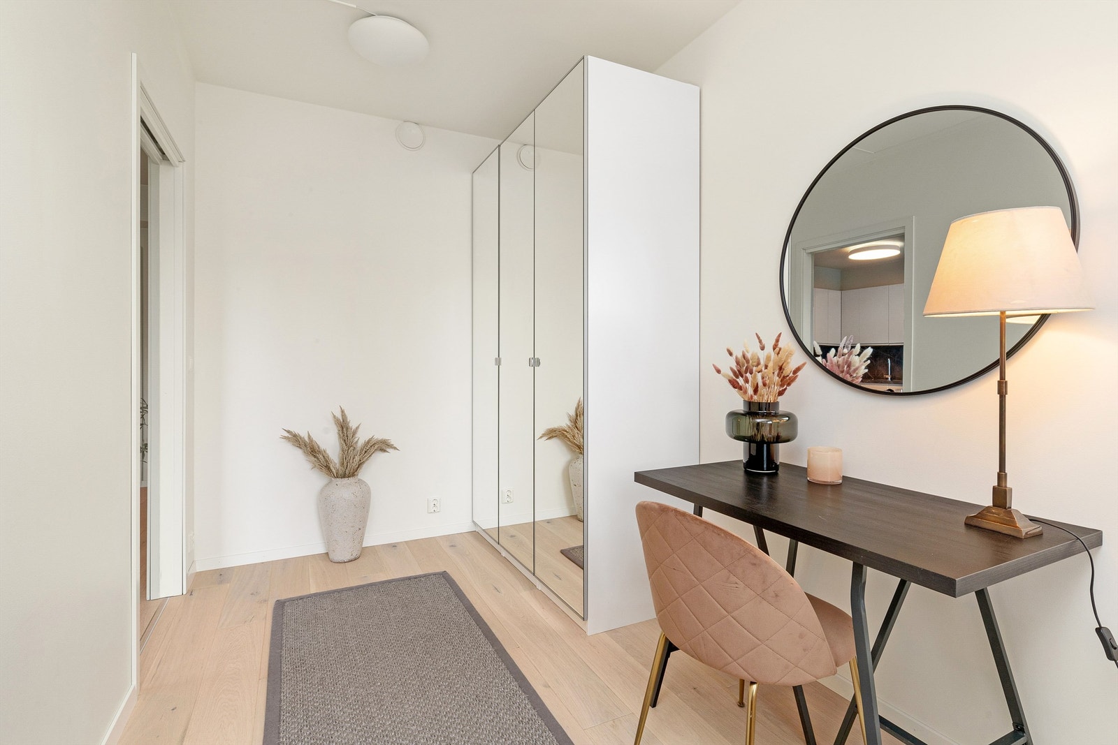 Garderobeskap medfølger Galleribilde