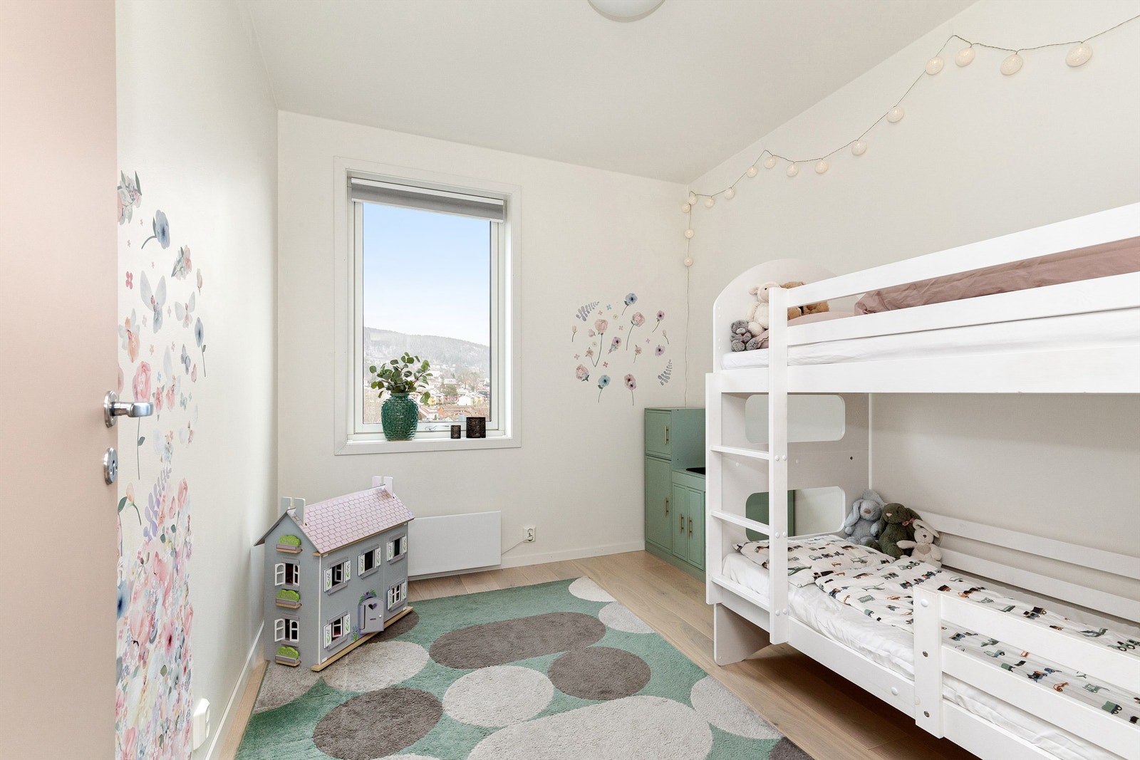 Det andre soverommet med adkomst fra entre er på 8 kvm og passer ypperlig som et barnerom, gjesterom eller kontor Galleribilde