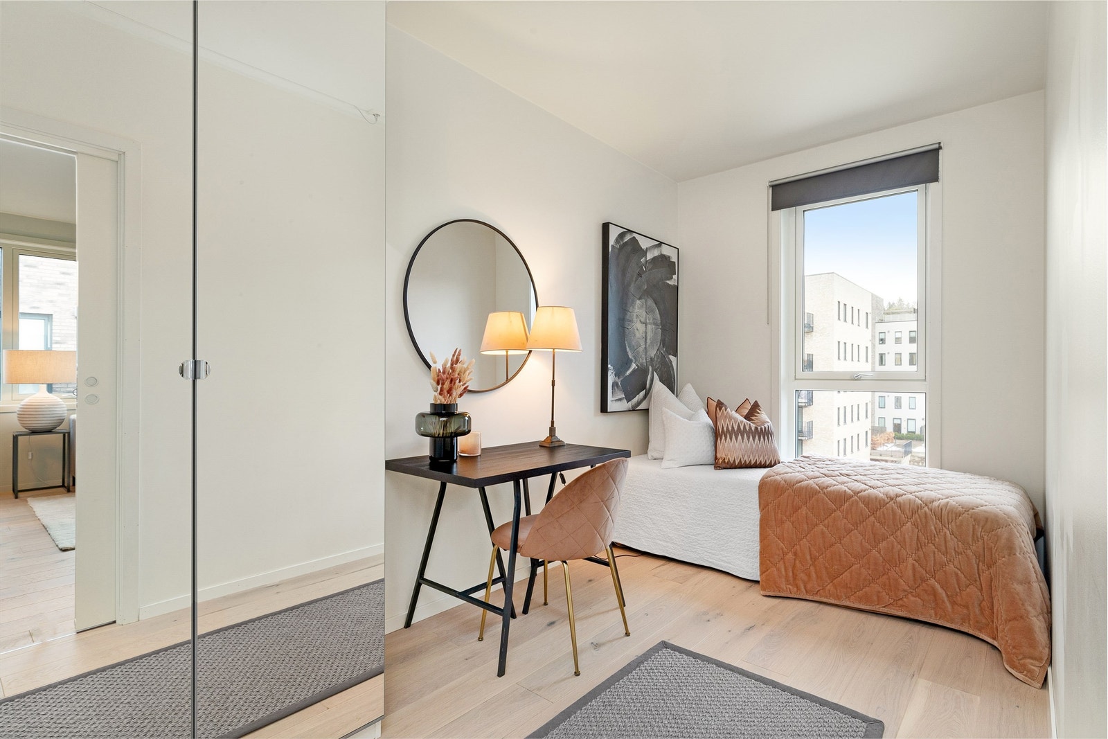 Soverom tilknyttet stuen med plass til seng, nattbord og skrivepult Galleribilde