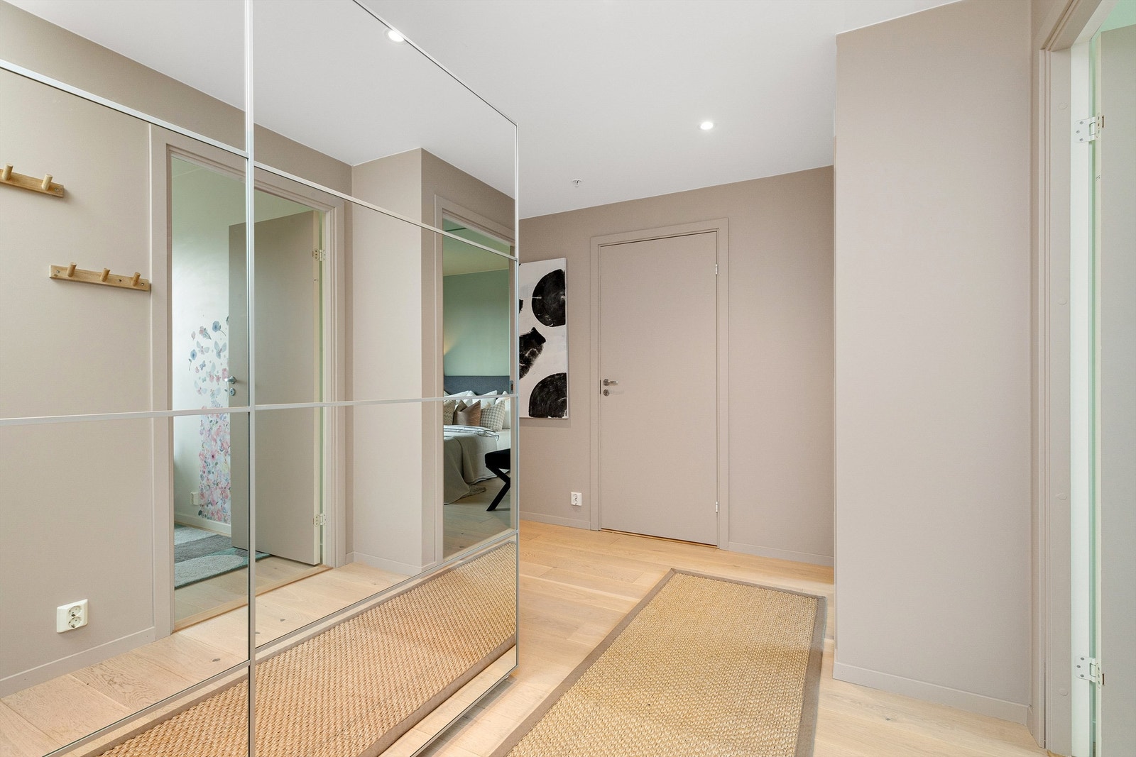 Fra entréen er det adkomst til to av leilighetens tre soverom Galleribilde