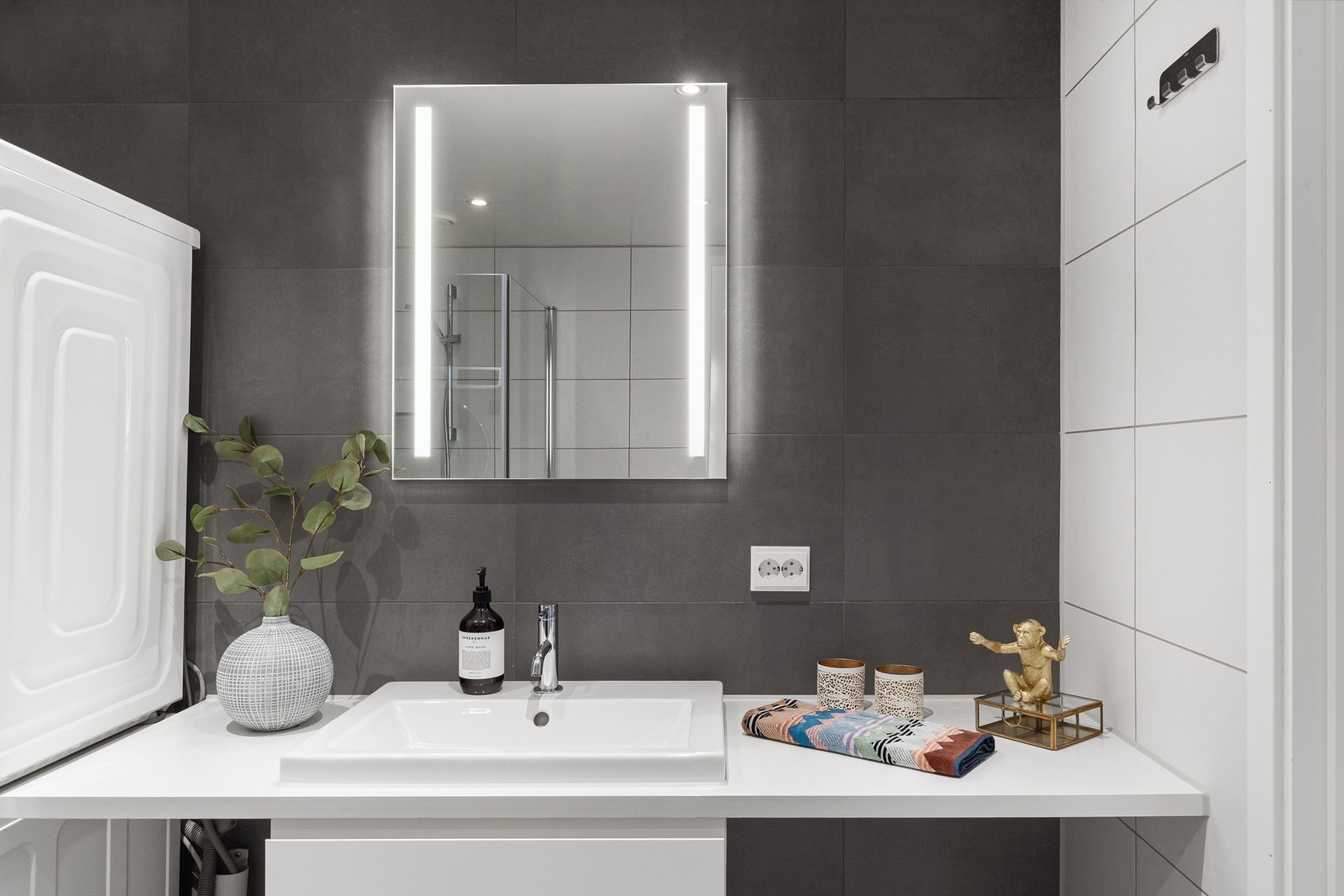 Legg merke til den praktiske benkeplassen ved siden av servanten Galleribilde