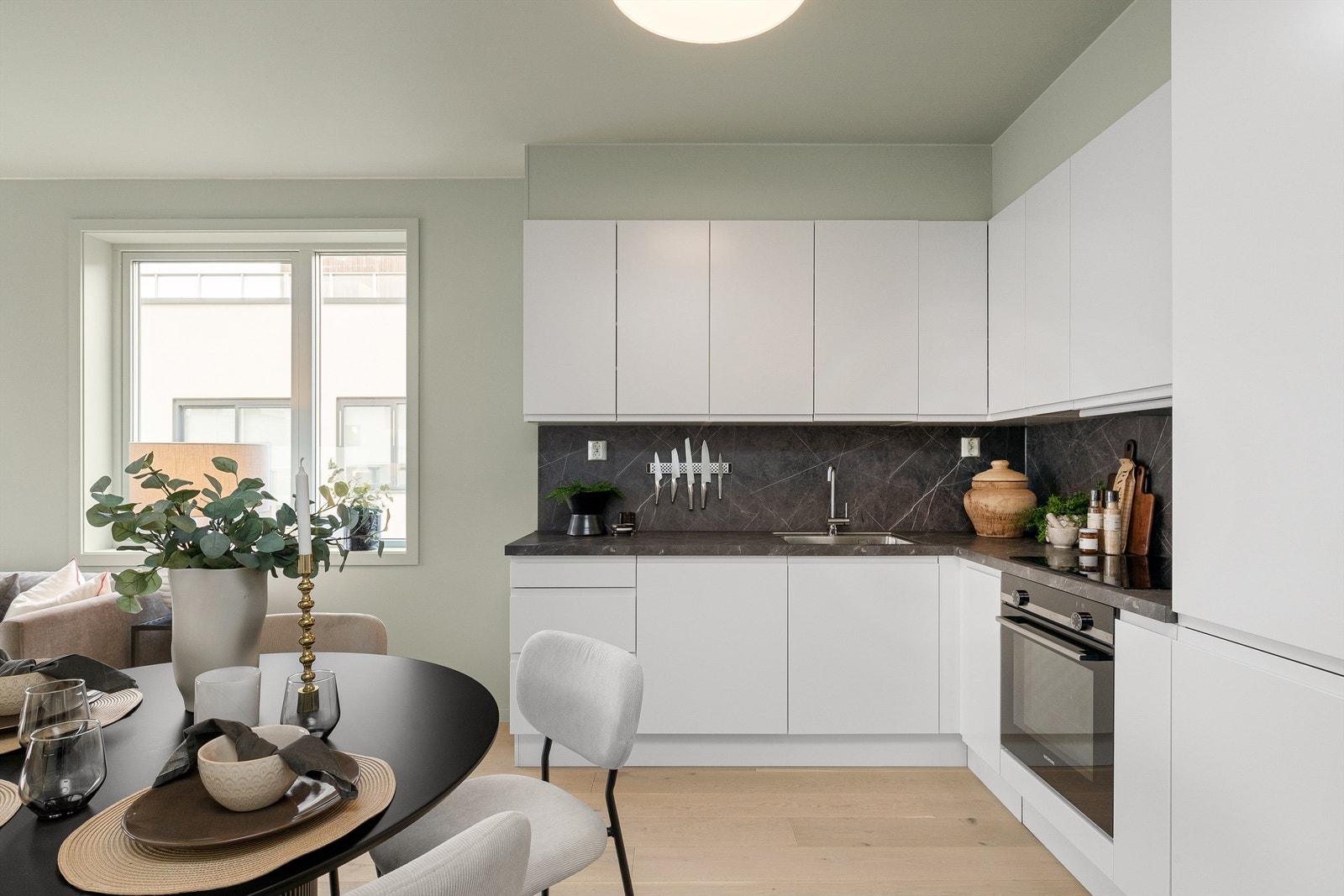 Kjøkkeninnredningen har godt med skapplass Galleribilde