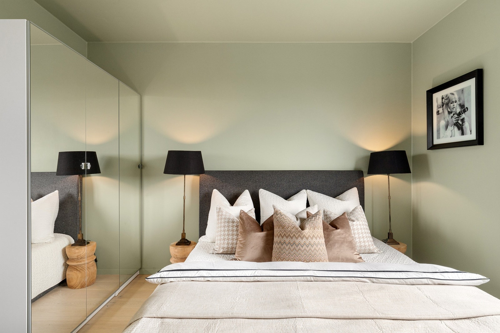 Garderobeskap medfølger Galleribilde