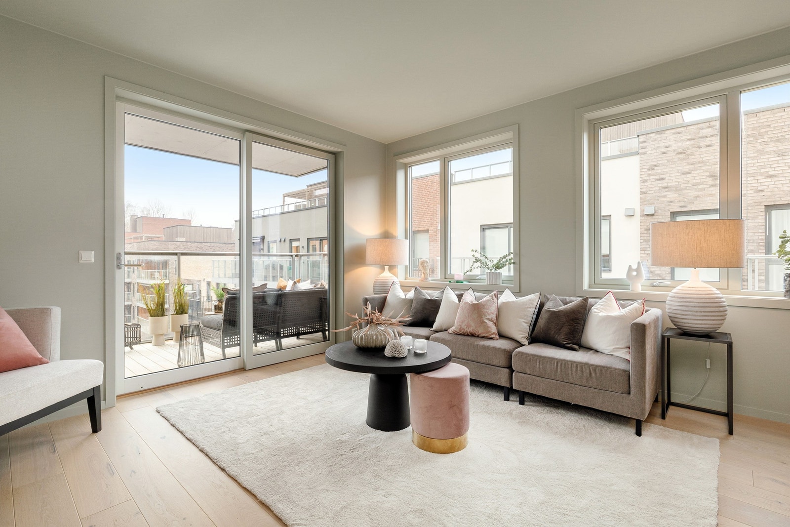 Leilighetens plassering på hjørne av bygget gir mye naturlig lys fra vindusflater på flere sider Galleribilde