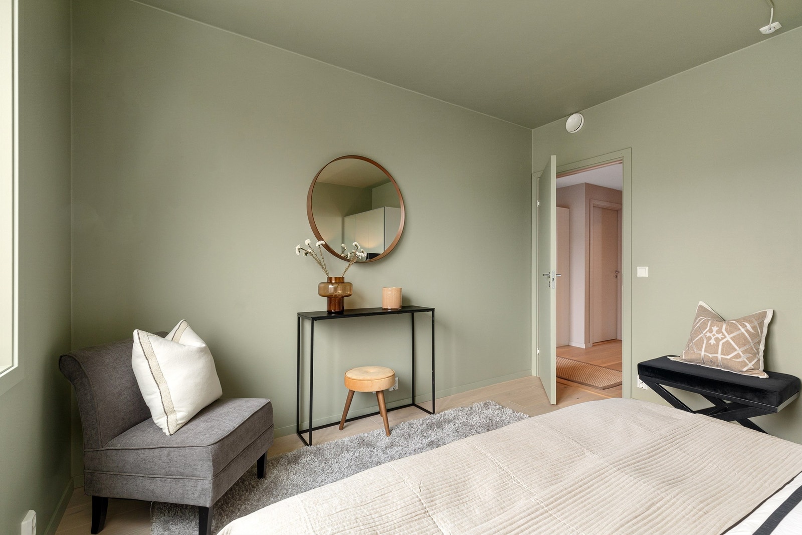 Her er også vegger og himling malt i samme delikate grønnfarge Galleribilde