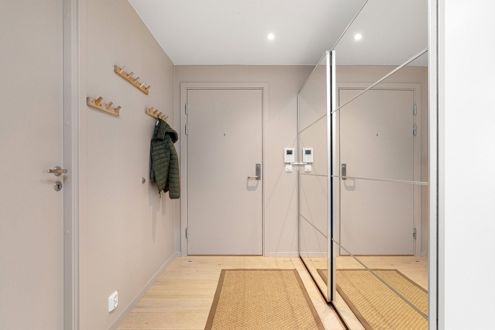 Romslig entré malt i en lun og delikat farge Galleribilde