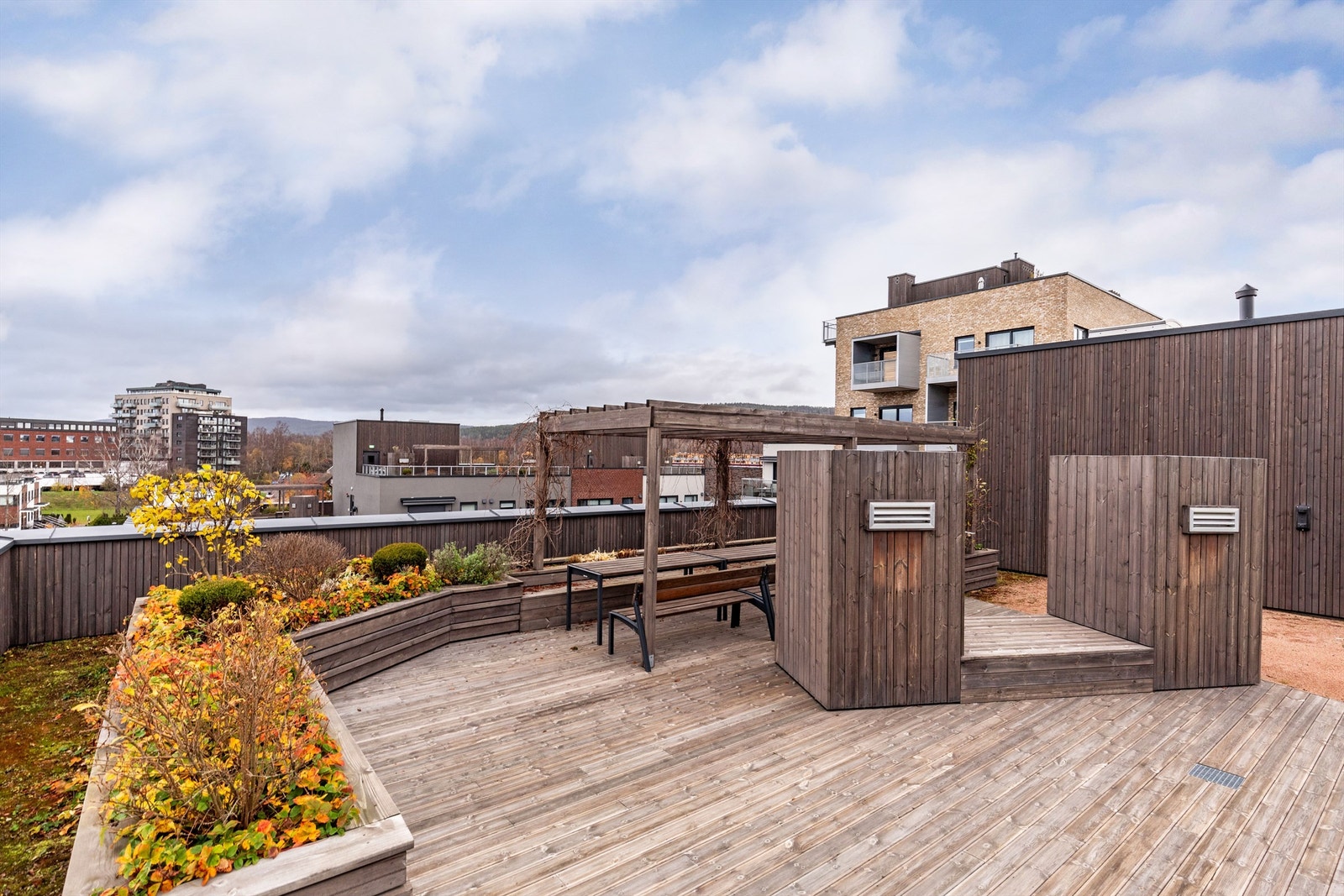 På taket er det felles takterrasser, med parsellhager og flott utsikt over området og byen Galleribilde